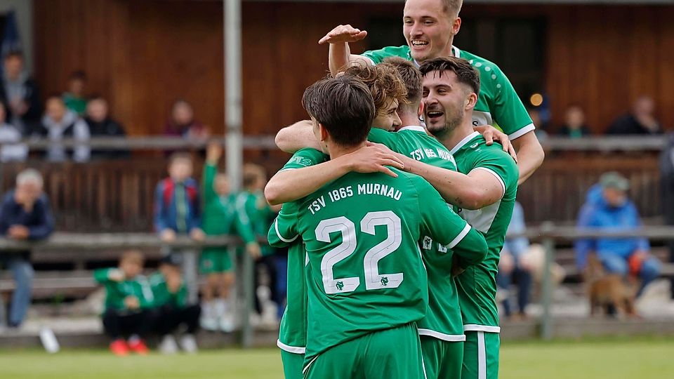 Verabschiedet sich mit einem Tor: Tadeus Henn (l.) schiebt zum 2:0 ein und wird danach von seinen Teamkollegen geherzt.