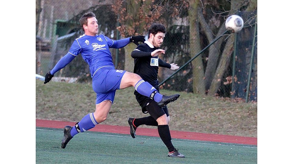 Weg damit: Der Biebelnheimer Kevin Martin (links) befördert den Ball vor dem anstürmenden Dominik Lang ins Aus. Foto: pa / Axel Schmitz