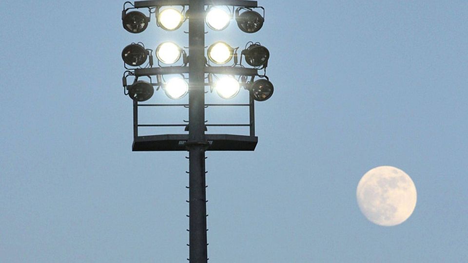 Pokal unter Flutlicht - gibt es etwas Schöneres für die Amateure? Foto: Rinke