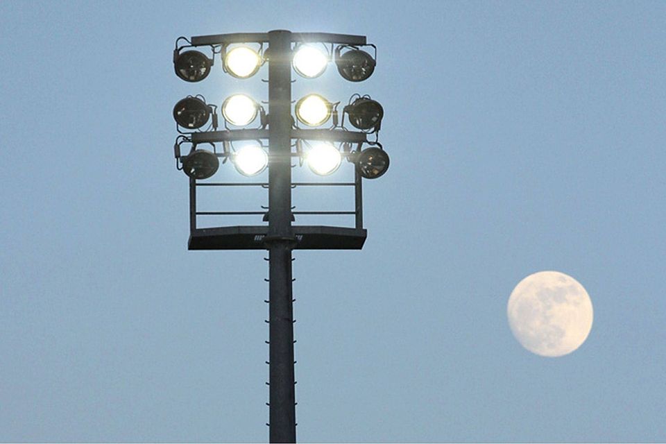Pokal unter Flutlicht - gibt es etwas Schöneres für die Amateure? Foto: Rinke