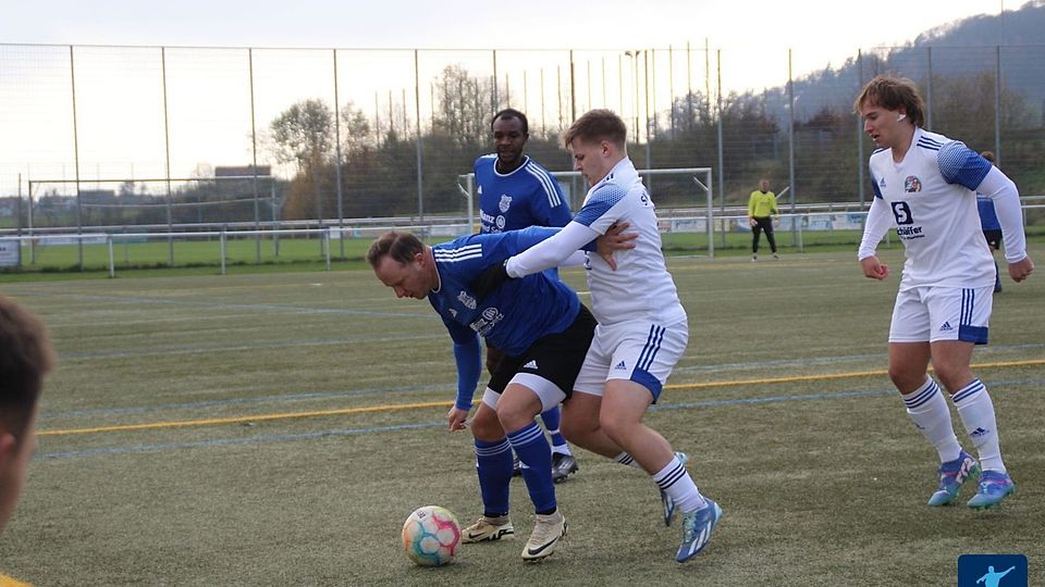 Während sich der SV Raigering II (in Weiß) durch das 4:1 im Kellerduell gegen den TuS Rosenberg II (in Blau-Schwarz) neues Leben im Abstiegskampf einhauchte, sind die Gäste nun noch vor der Winterpause auf den "Schleudersitz" abgerutscht.