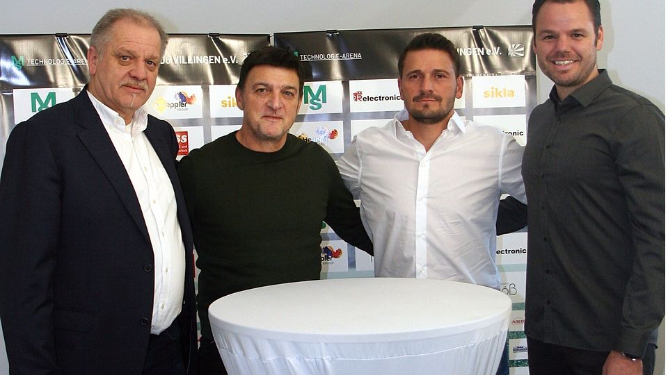 von links nach rechts: FC 08-Finanzvorstand Reinhard Warrle, Sportvorstand Denis Stogiannidis, der neu verpflichtete Co-Trainer Adam Adamos und FC 08-Sportdirektor Mario Klotz.  