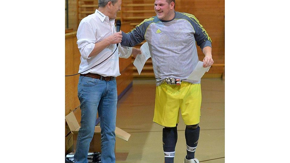 Glückwunsch von Turnierchef Andreas Riedel an Hemhofens bärenstarken Keeper Patrick Kyhos. F: Hollfelder