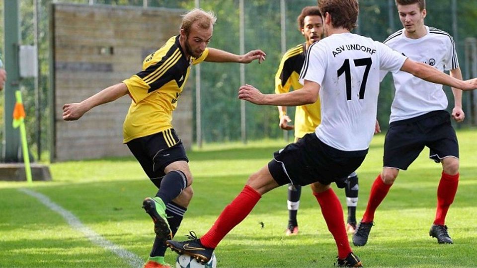 Die Velburger (in gelb) freuen sich über einen Top-Neuzugang für die kommende Kreisklassensaison. F: Würthele