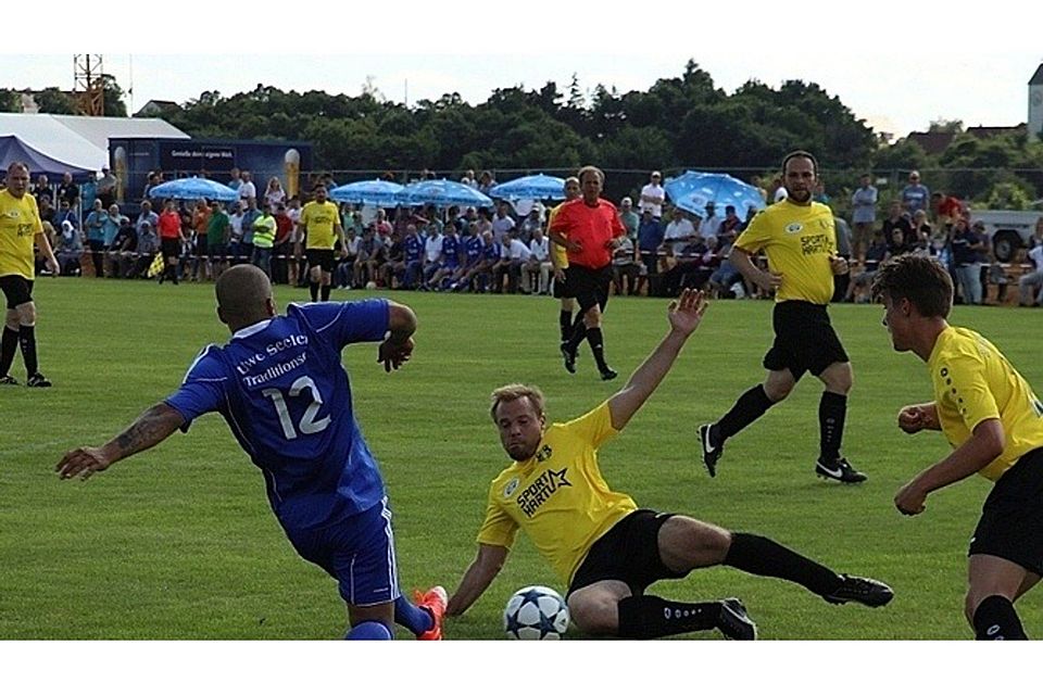 Der frühere BVB-Spieler David Odonkor (im blauen Trikot) gegen die Abwehr des BSC Regensburg.