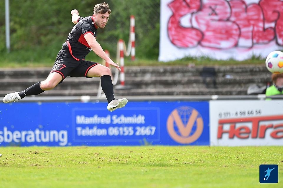Ein Spieler von Eintracht Wald-Michelbach beim Schussversuch - gegen Neu-Isenburg sollen drei Punkte her