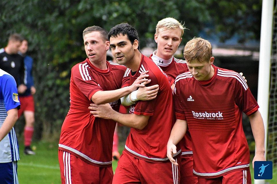 FSV-Neuzugang Lucas Moreira (2. von links) bejubelt mit seinen Teamkollegen das wichtige 3:2 im Pokalduell beim TuS Elsdorf.