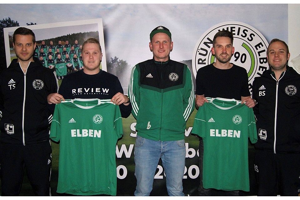 Das Trainerduo Tobias Stevens (links) und Sebastian Stevens (rechts) sowie der Sportliche Leiter Christoph Clemens (Mitte) freuen sich, dass Max Stahl (2. von links) und Matthias Beckmann in der neuen Saison das Grün-Weiß-Trikot tragen werden.