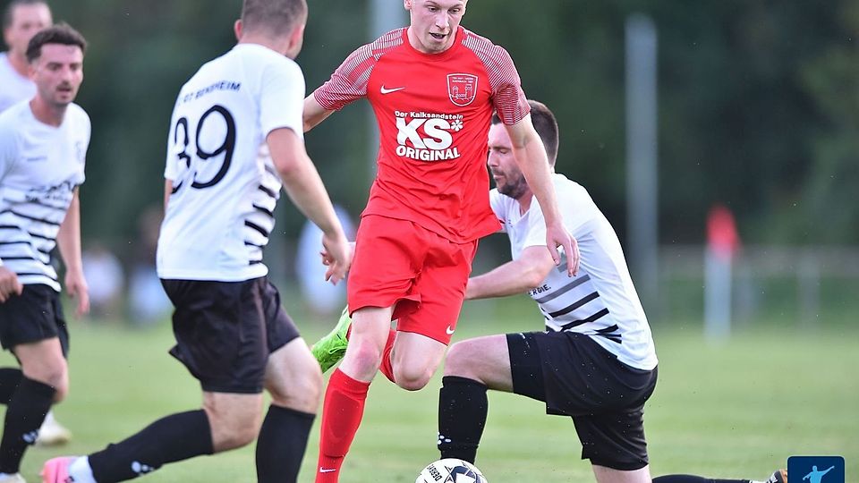 Die TSV Auerbach (rot) würde auch einem Remis als Zweiter in die Pause gehen. Jäger FC 07 Bensheim (in weiß) will das verhindern. 