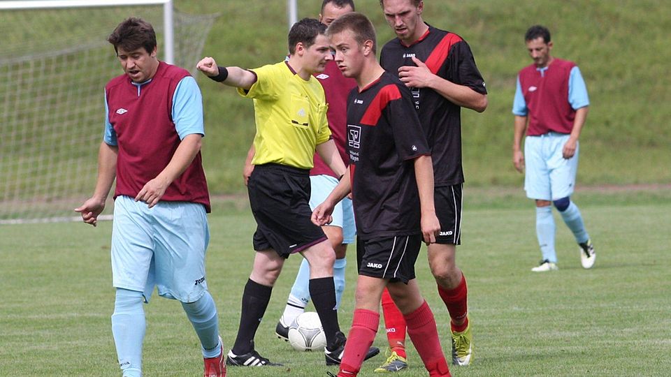 F: Knauer 2 Punkte weniger hat nun Eintracht Naumburg (Schwarz)