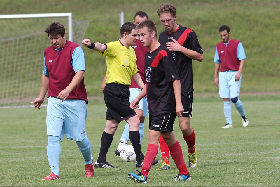 F: Knauer 2 Punkte weniger hat nun Eintracht Naumburg (Schwarz)