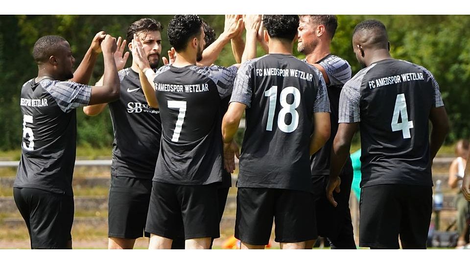 Gemeinsames Abklatschen in einem Pflichtspiel wird es für Amedspor Wetzlar erst einmal nicht mehr geben – nach einer Tätlichkeit von Ahmet Marankoz gegen den Schiedsrichter wurde nun ein vorläufiges Spielverbot gegen den Verein verhängt. © Isabel Althof