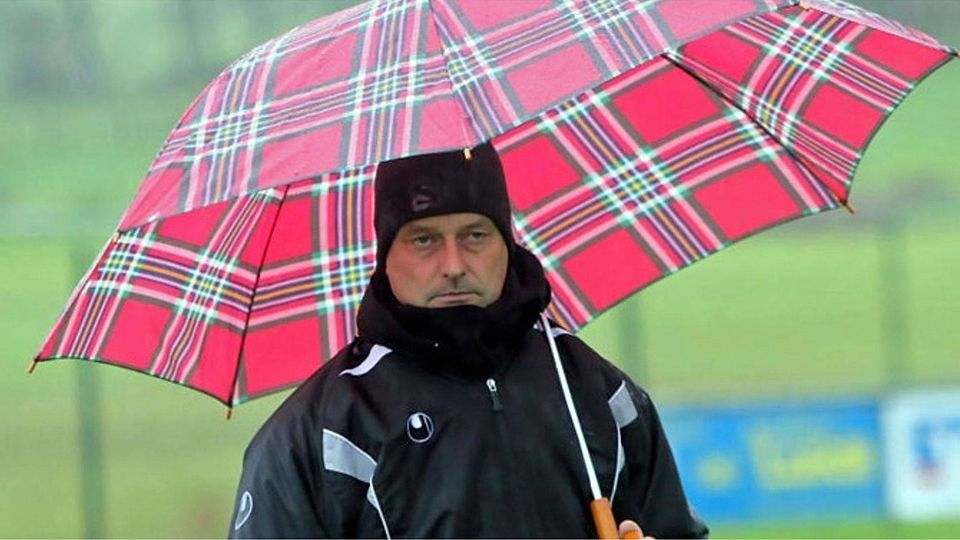 Im Regen steht Thomas Simmeth sprichwörtlich nach der 1:2-Pleite mit seinem FC Bad Kohlgrub-Ammertal. Foto: Rabuser