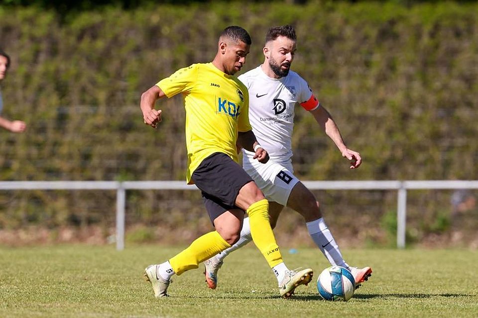 Im Gleichschritt: Der TSV Altheim (rechts Adel Ahmetovic) und Viktoria Griesheim (links Estevao Borges) trennten sich in der Fußball-Gruppenliga mit einem 3:3. Dabei hatten die Griesheimer schon mit 2:0 geführt.	Foto: Joaquim Ferreira