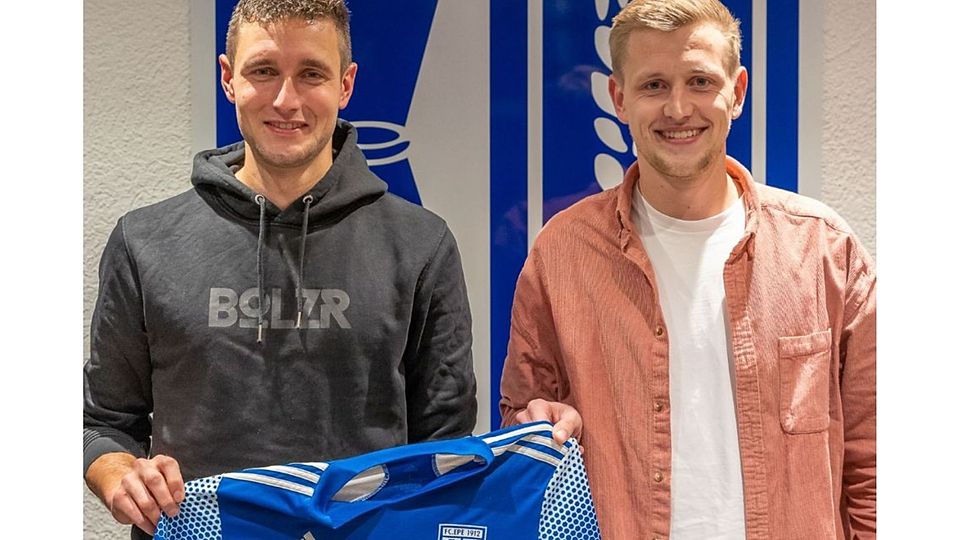 Niklas Niehues (links), aktuell noch für die SpVgg Vreden am Ball, und Vredens A-Junioren-Coach Jan Sundermann übernehmen im Sommer 2023.