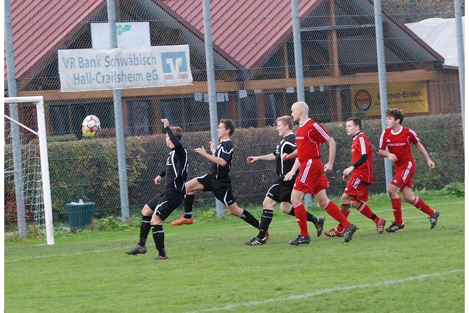 Die Gastspiele des TSV Neuenstein auf der Bleichwiese verliefen für den TSV Gaildorf in den vergangenen Jahren eher weniger erfreulich: In der vergangenen Saison (unser Bild) unterlagen die Gastgeber (in Rot) mit 1:2. In der Spielzeit 2013/14 gab es nach dem Neuensteiner Wiederabstieg einen Lichtblick mit dem 2:0-Sieg. In ihrer Meistersaison 2011/12 setzten sich die Neuensteiner mit 3:0 durch. Auc