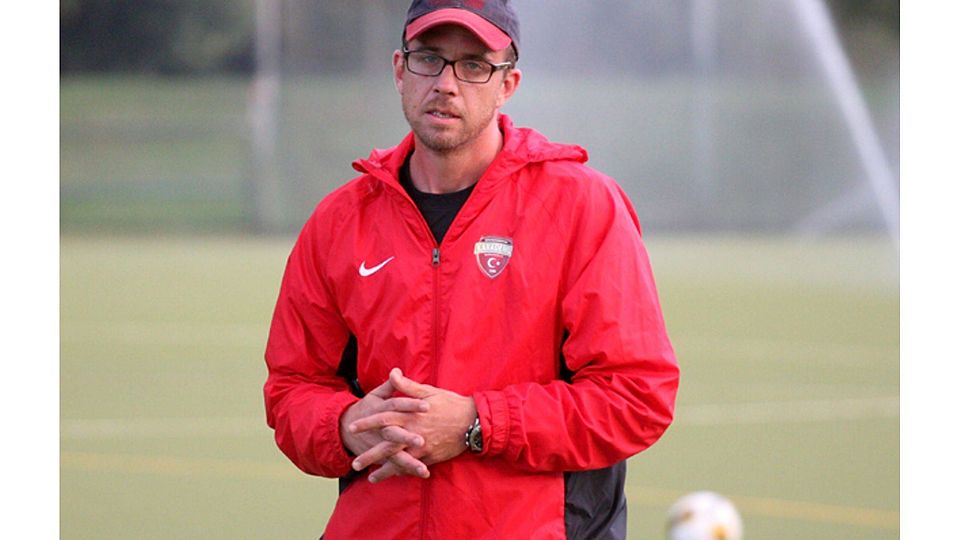 Durfte endlich den ersten Saisonsieg seiner Mannschaft bejubeln: Karadeniz-Coach Björn Trinks.   (Foto: Mario Luge)