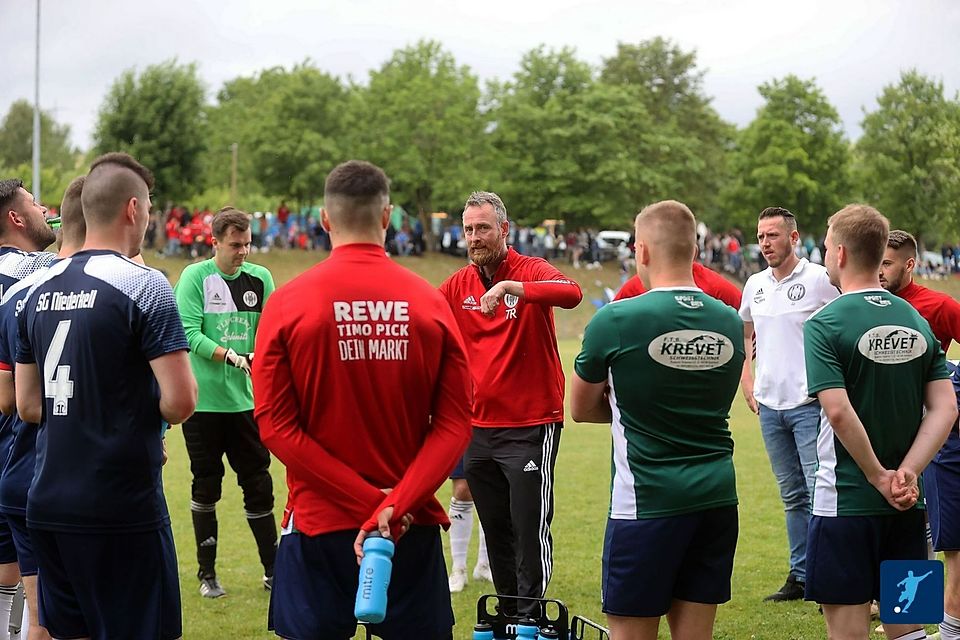 Findet den richtigen Ton: Jens Hoffmann (Zweiter von rechts) lässt temporeichen Offensivfußball spielen, und seine Mannschaft grüßt nach fünf Runden von der Tabellenspitze. 