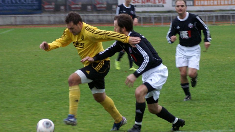 Durch die beiden Routiners Jürgen Vogl (Mitte) und Christian Seidnader (re.) erlangte der ASV mehr Stabilität, jedoch reichte es nicht für einen Punktgewinn im Derby gegen Vilzing.