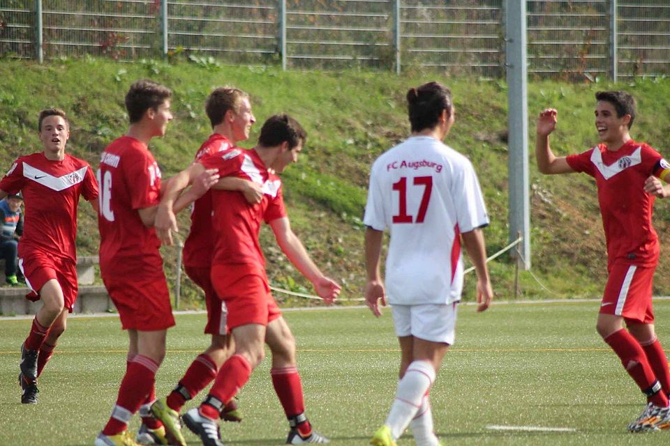 Cham (rot) schlug spät zu und feierte den nächsten Heimsieg. F: Karl