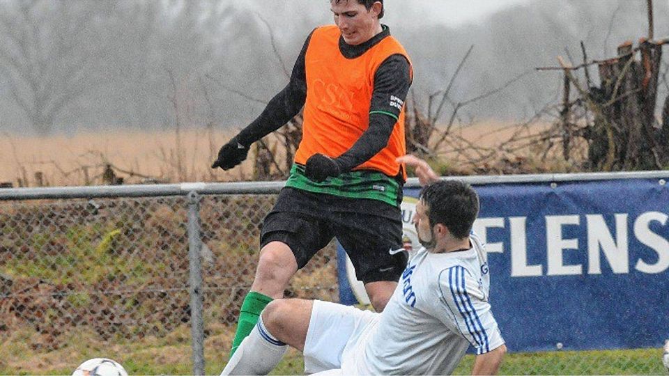Der Ahrensburger Felix Last fährt Michel Setz von der SG Wentorf-Sandesneben/Schönberg in die Parade.
