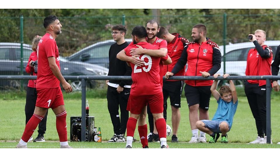 Elias Interthal zum 3:1 Angelburg, Emre Yildirim Torschütze Elias Interthal (rechts) und Vorlagengeber Emre Yildirim (29) feiern das 3:1 für den FC Angelburg, für den auch Cihan Bicen (links) traf. © Jens Schmidt 