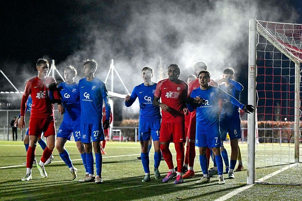 Fussball, Testspiel, SV Heimstetten - Kirchheimer SC
 gespanntes warten der Spieler vor einem Eckball, die geballte Atemluft der Spieler entwickelt Nebel