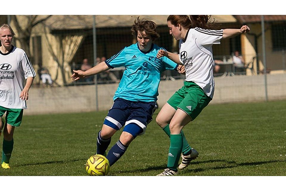 Vier Treffer in nur zehn Minuten: Annika Baumann (Wittlingen, links) gegen Lea Haselwander (Hausen)  | Foto: Norbert Kreienkamp
