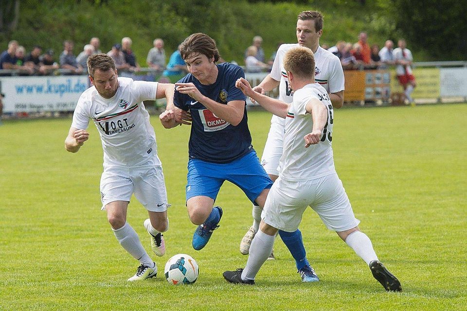 FV Senden (blau) gegen den SC Staig: Spieler von zwei der fairsten Teams im Bezirk kämpfen hier um den Ball. Foto: Lars Schwerdtfeger
