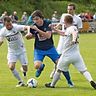 FV Senden (blau) gegen den SC Staig: Spieler von zwei der fairsten Teams im Bezirk kämpfen hier um den Ball. Foto: Lars Schwerdtfeger