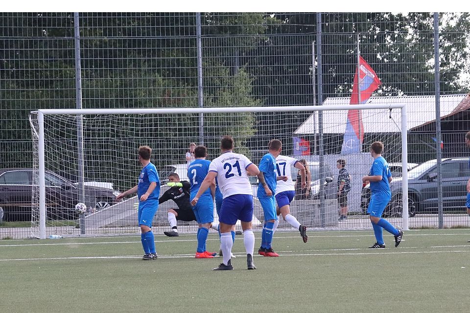 Patrick Hanke zirkelt den Freistoß um die schlecht postierte Mauer zum 0:1 ins Netz. Patrick Hanke zirkelt den Freistoß um die schlecht postierte Mauer zum 0:1 ins Netz.