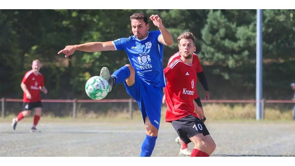 Der Langenaubacher Taygun Turp nimmt den Ball artistisch aus der Luft. Im Hintergrund ahnt Leon Schulewski von der SG Tringenstein/Oberndorf, dass aus dieser Aktion etwas Konstruktives entstehen wird. © Lars Hinter