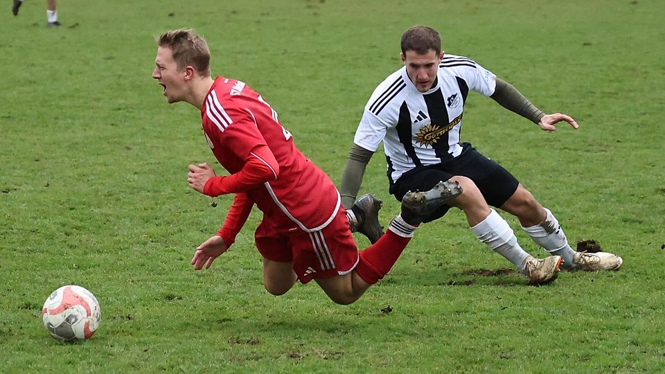 Unterm Strich schmerzhaft: Frederic Asimont und der SV Odelzhausen verloren gegen Niederroth (schwarz-weiße Trikots) zuhause 0:3.