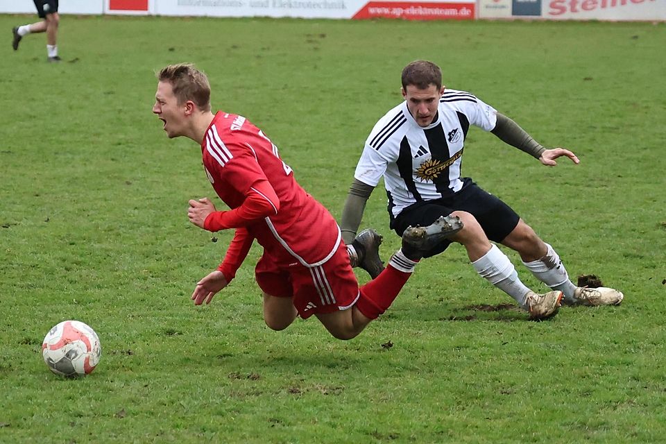 Unterm Strich schmerzhaft: Frederic Asimont und der SV Odelzhausen verloren gegen Niederroth (schwarz-weiße Trikots) zuhause 0:3.