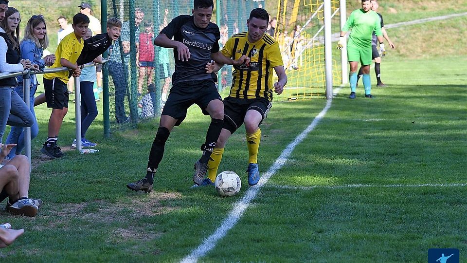 1:1-Unentschieden trennten sich der SV Altenstadt/WN (in Schwarz) und die DJK Neustadt/WN (rechts Patrick Michl) im ewig jungen Nachbarderby.