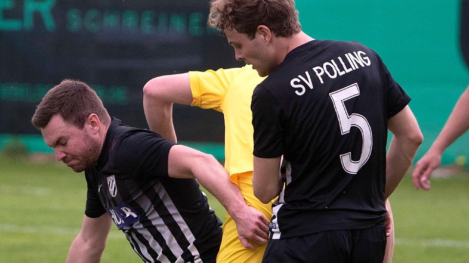 Max Baumgartner, links, und Lennart Friis vom Fußball-Kreisligistenj SV Polling im Heimspiel gegen den SV Münsing am 7. Mai 2023..