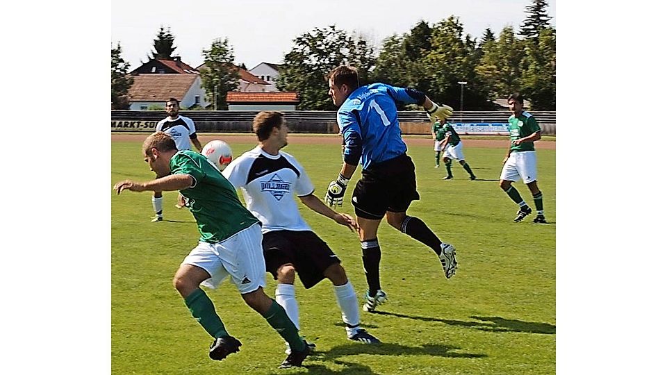 Auch Keeper Thomas Attenhauser konnte Aiglsbachs 0:2-Niederlage in Neustadt nicht verhindern.  Foto: eab