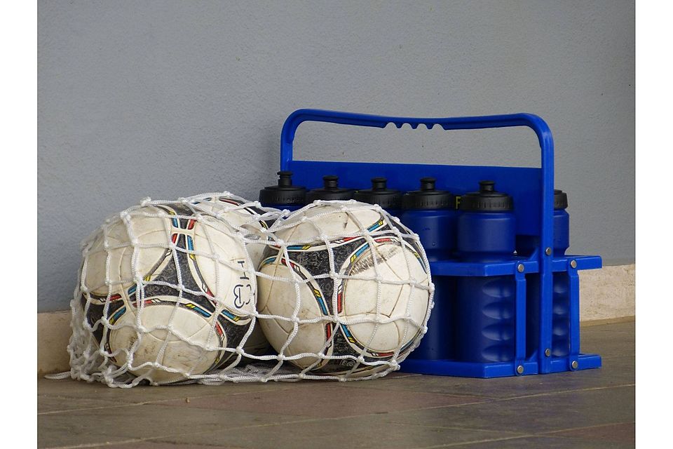 Balldienst und Getränke schleppen - das gehört noch zu den milderen Strafen im Amateurfußball. Foto: Sigel