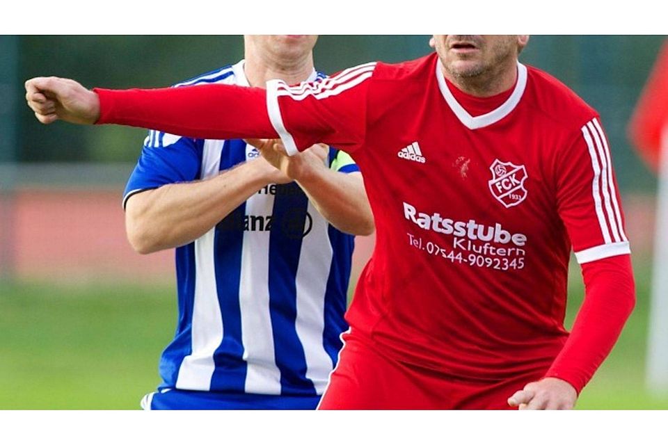 Spielertrainer Ingo Backert (re.) stieg mit dem FC Kluften vor zwei Jahren in die Bezirksliga auf - und jetzt wieder ab. Backert nimmt sich jetzt erstmal eine Trainerauszeit. Neuer Mann auf der Trainerbank des FCK ist Ex-Profi Achim Glückler. SZ-Archivfoto: Kram