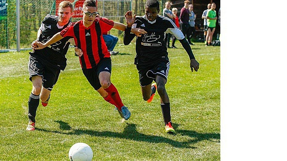 Ab durch die Mitte: Sponheims Stefan Schwartz (gestreiftes Trikot) setzt sich gegen die beiden Guldentaler Mirko Fetzer (links) und Souleymane Keita durch.