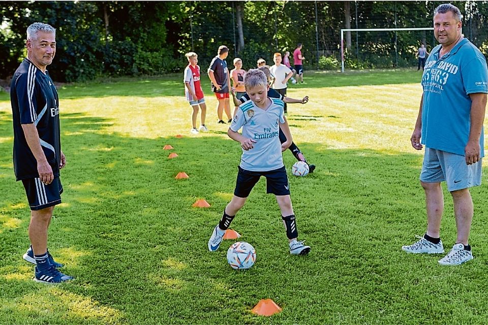 Der ganz neue Verein FC Wittlager Land mit Trainer Nico Hindersmann (links) und dem Vorsitzenden Stefan Lewin trainiert erstmals auf dem Sportplatz in Wehrendorf.
