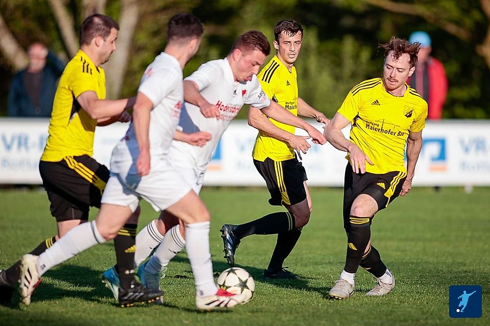 Der FC Ergolding (in weiß) war für den FC Simbach eine Nummer zu groß 