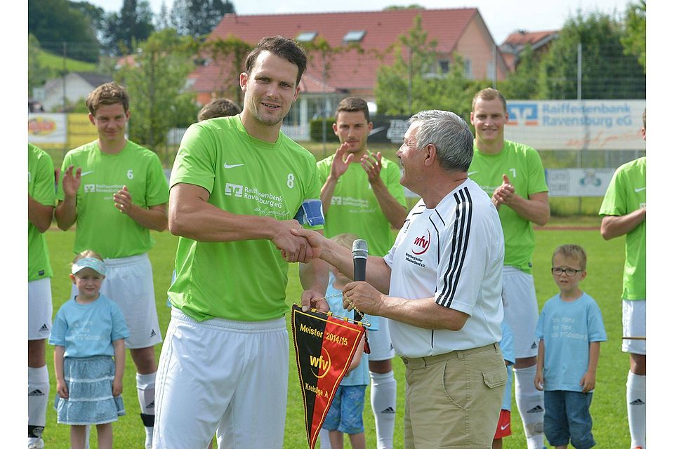Vor der Partie gegen den SV Fronhofen erhielt Waldburg (links Kapitän Jannik Maurer) den Meisterwimpel. Derek Schuh