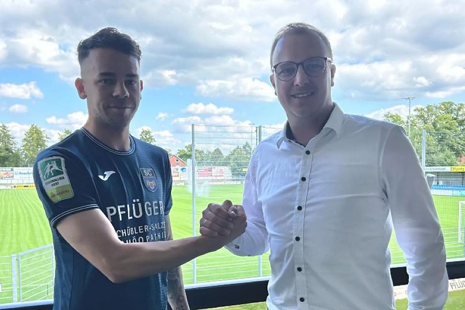 Timo Spennesberger (li.) streift sich ab sofort das Trikot des SC Wiedenbrück über.