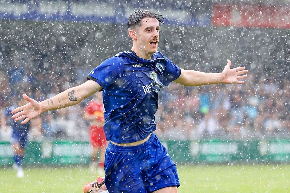 Da jubelte Tim Herbert unter strömenden Regen noch über seinen Treffer zum zwischenzeitlichen 1:0 für den Würzburger FV. Später musste das Spiel abgebrochen werden.