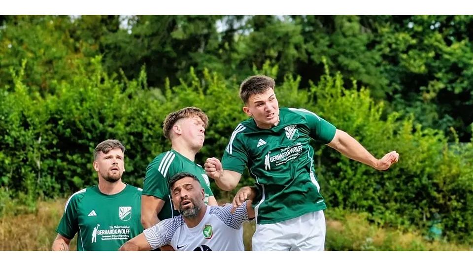 Aller Einsatz der SG Oberbiel gegen den FC Amedspor Wetzlar um Spielertrainer Ahmet Marankoz (3.v.l.) ist bei der 0:3-Heimpleite in der Fußball-Kreisoberliga West vergeblich. © Peter Bayer