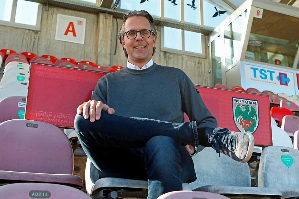 Wormatia-Chef Florian Natter auf der Haupttribüne der EWR-Arena.