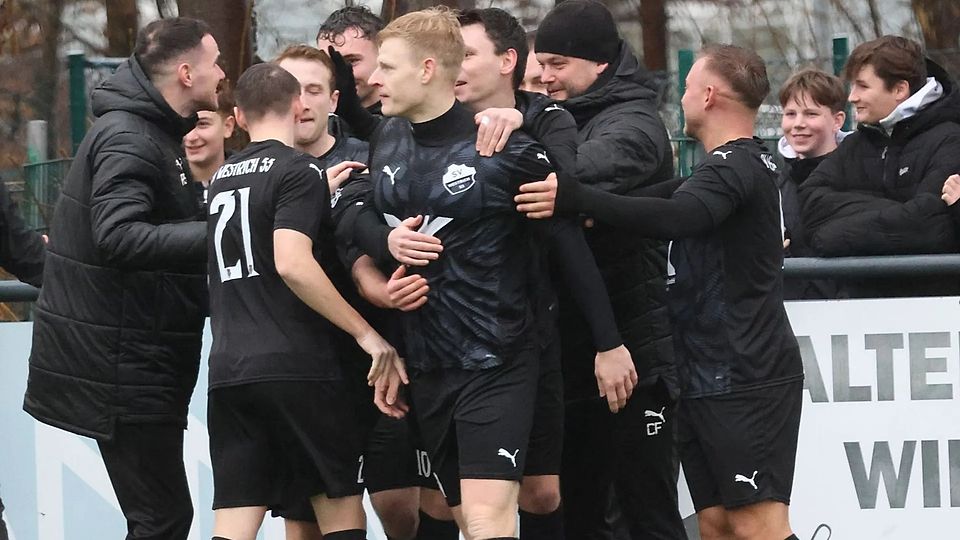 Tim Babosek (vorne) traf direkt bei seinem Pflichtspieldebüt für den SV Westrich.