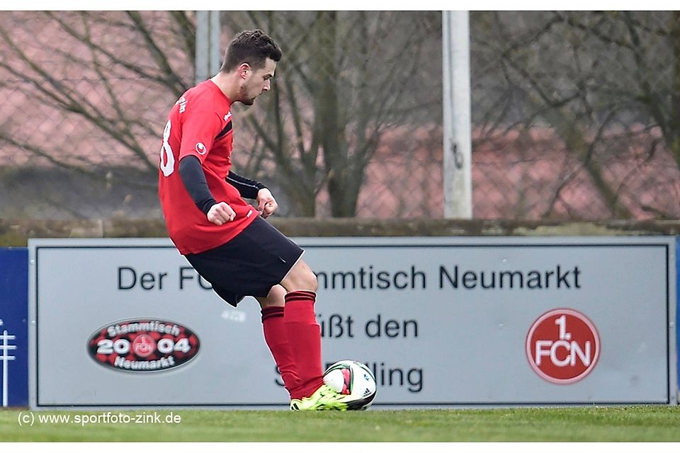 Sebastian Schön brachte mit einem herrlichen Treffer seinen FC Holzheim im Derby gegen den SV Pölling mit 1:0 in Führung. F: Zink