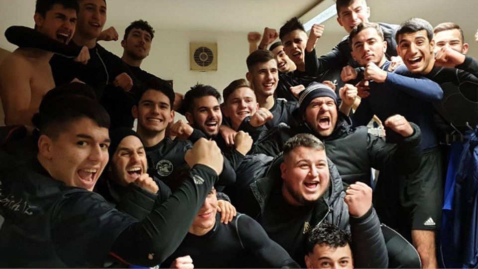 Großer Jubel nach hartem Pokalfight: Der FV Biebrich 02 zieht dank eines 3:0-Erfolges über Eddersheim ins Achtelfinale des U19 Hessenpokals ein. F: Parker